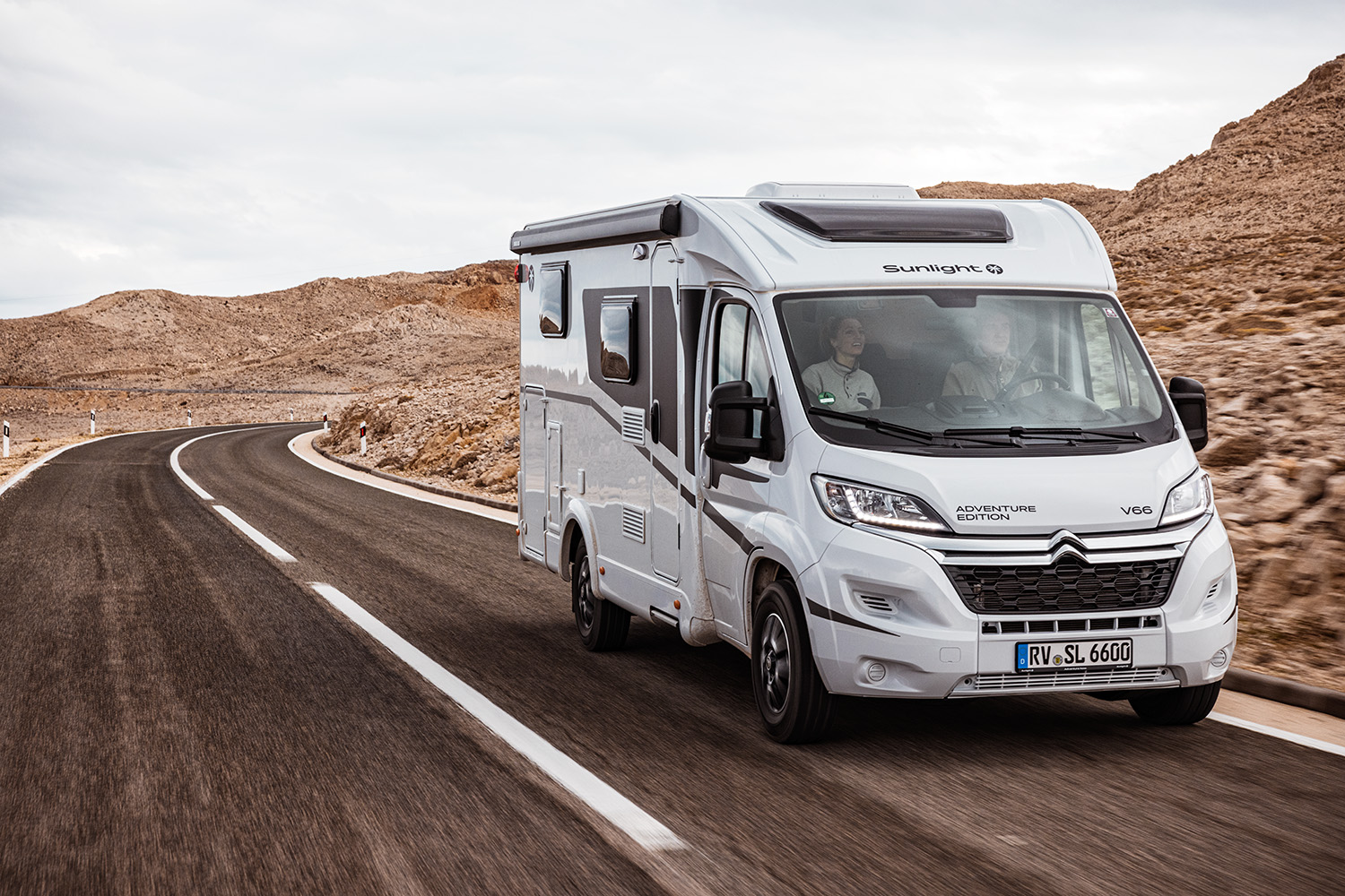 McRent Compact Plus Camper buiten op pad met de camper | Campers Europa