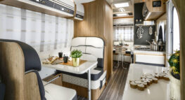 Apollo Discovery camper Ierland Verenigd Koninkrijk interieur voor naar achter